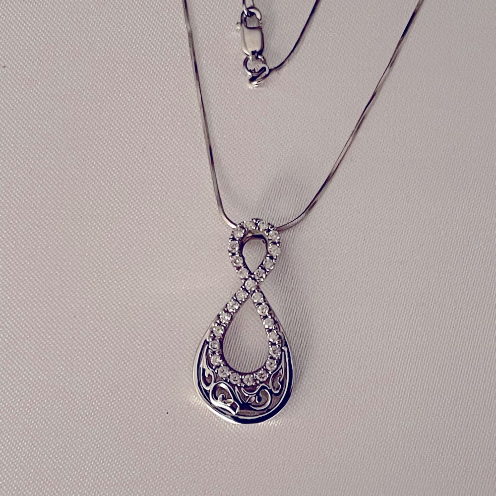 Na Hoku!! 14KW with Diamonds Nalani Infinity Necklace! .54 CTW dia, 1 1/8 inch